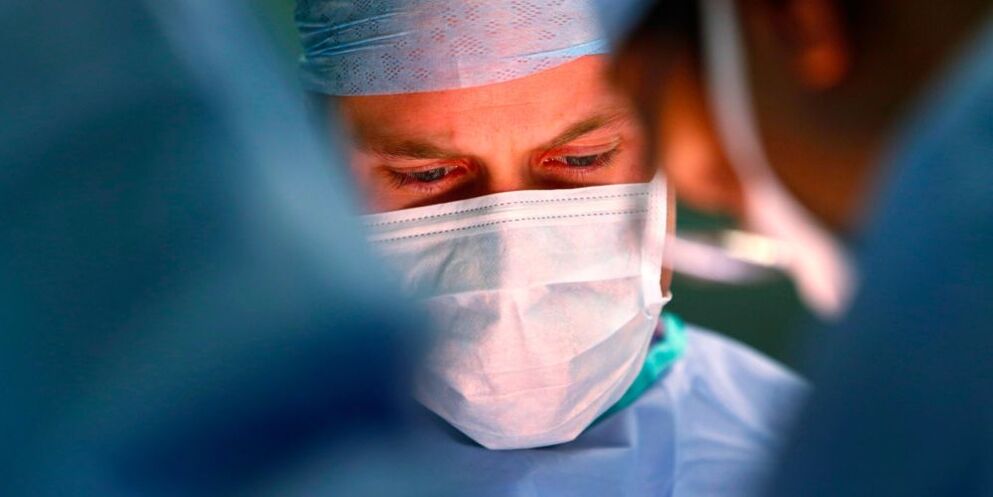 kirurg izvodi operaciju povećanja penisa