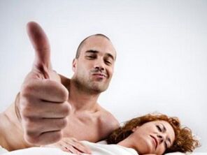 žena s muškarcem koji je povećao penis pomoću narodnih lijekova